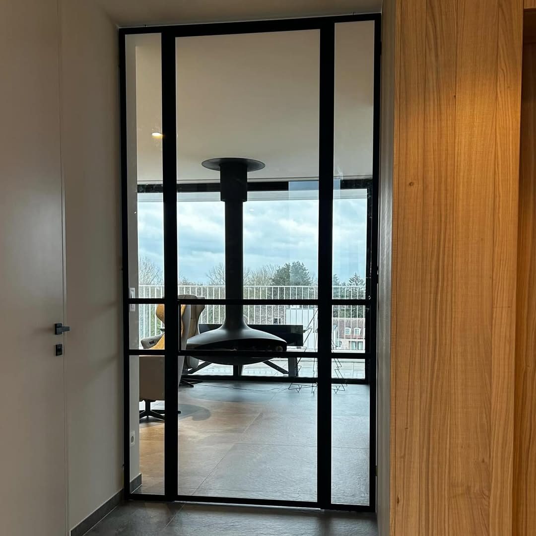 Stalen deur met glas in een kantoorruimte