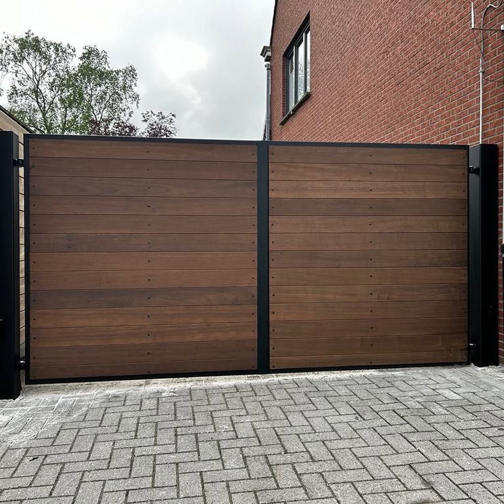 Dubbele draaipoort met houten planken