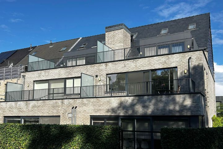 Zwarte balustrades op de terrassen van een appartementsgebouw