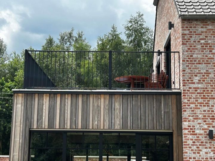 Stalen balustrade op een dakterras