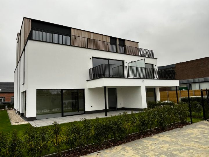 Balustrades op de terrassen van een moderne witte woning