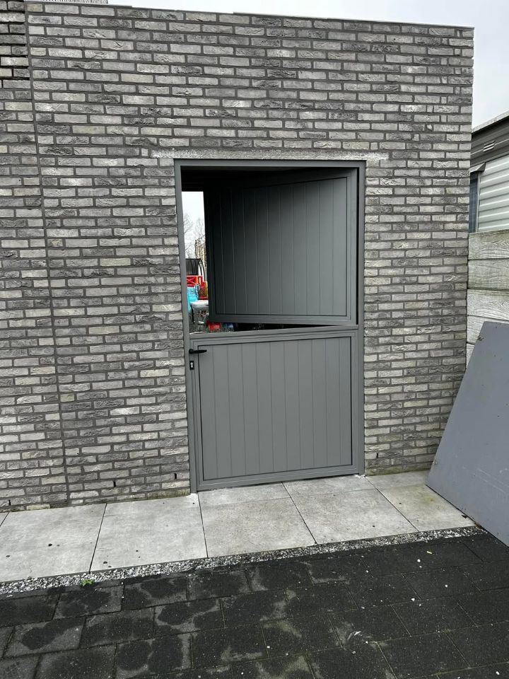 Tweedelige stalen buitendeur met geopend bovendeel