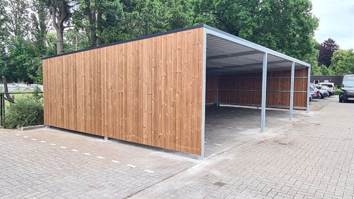 Carport met stalen structuur en houten wanden