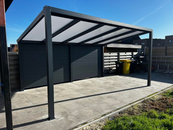Zwarte stalen carport met lichtdoorlatend dak
