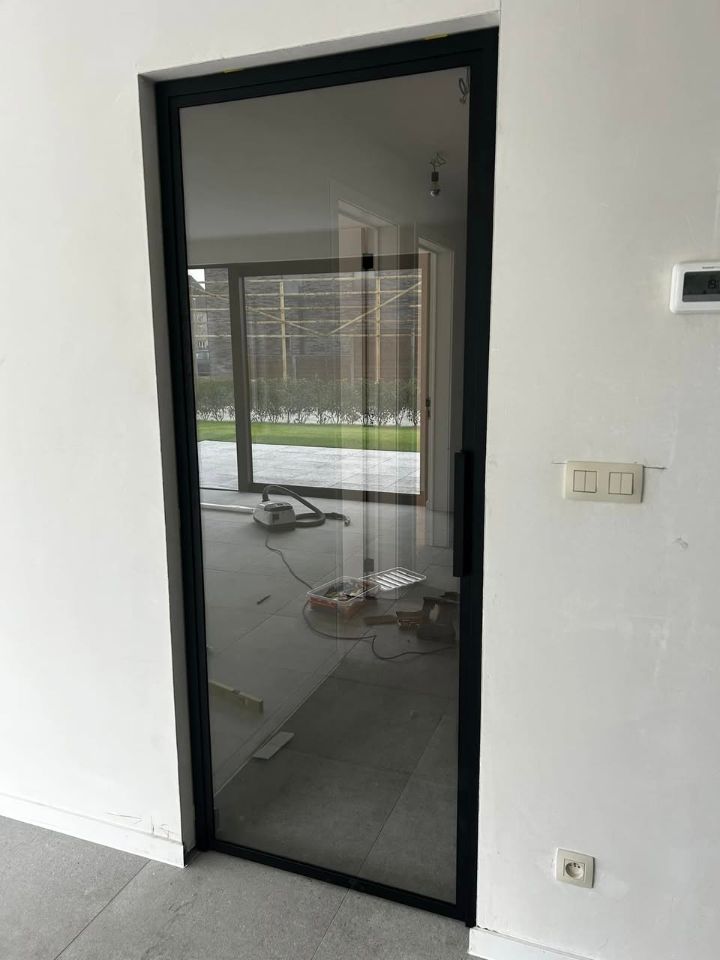 Stalen deur met glas met zicht op de tuin