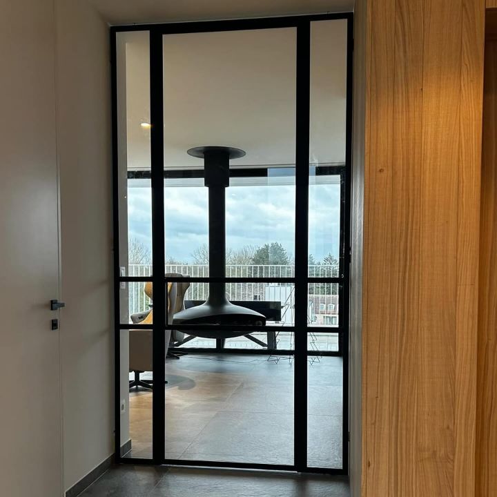 Stalen deur met glas in een kantoorruimte