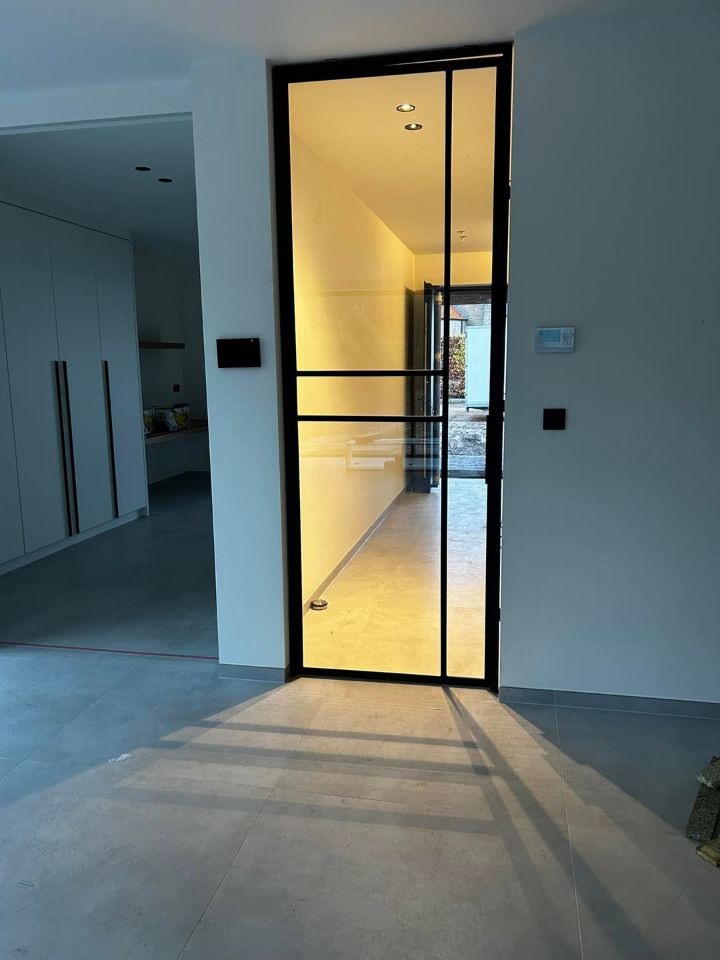 Stalen binnendeur met glas in een nieuwbouwwoning