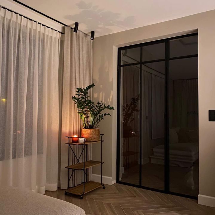Stalen glaswand met deur in een slaapkamer