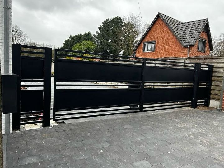 Zwarte stalen omheining met horizontale regels