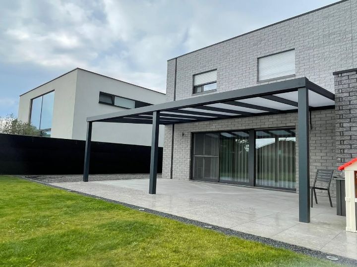 Terrasoverkapping met glazen dak aan een moderne woning