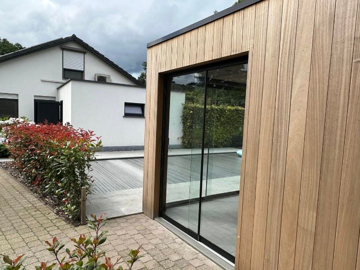 Poolhouse met stalen glaswand en houten gevel