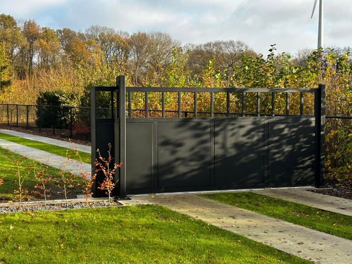 Gesloten antracietgrijze poort met sierlijst