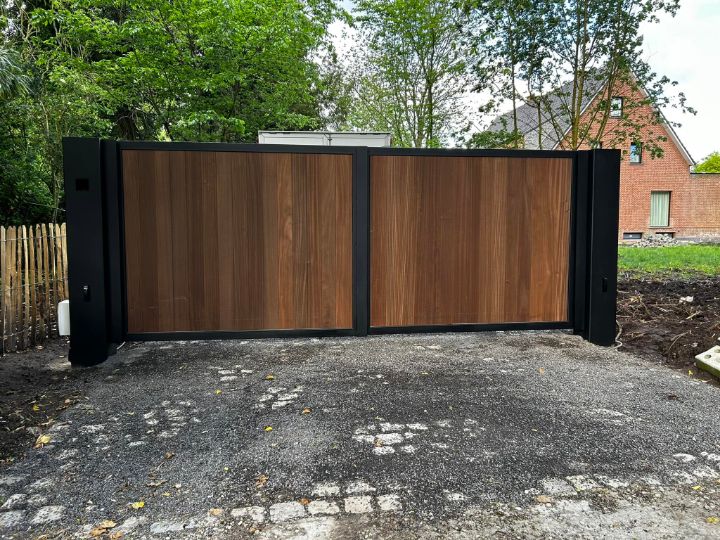 Driedelige poort met houten invulling