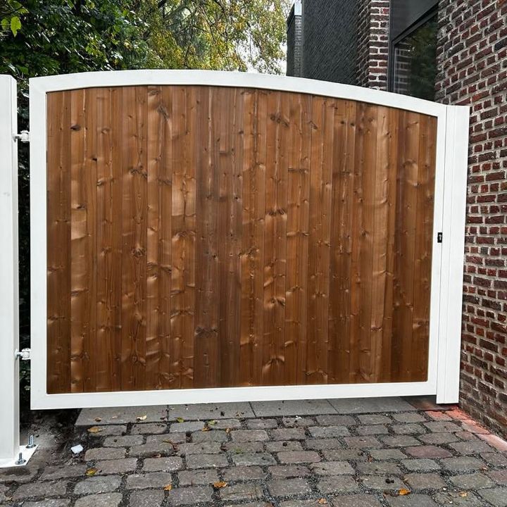 Klassieke boogpoort met houten invulling en wit stalen kader