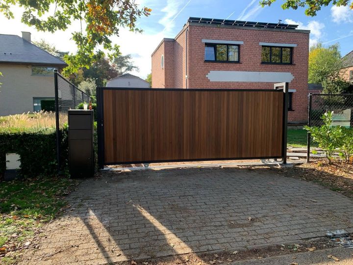 Schuifpoort met stalen kader en houten invulling