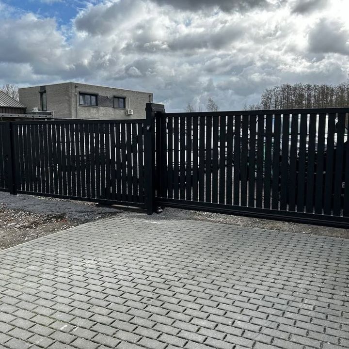 Dubbele stalen poort met spijlen voor een bedrijfsgebouw