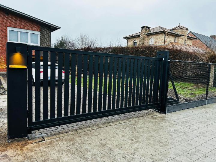 Zwarte stalen schuifpoort met verticale spijlen
