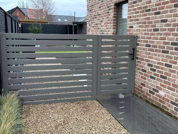 Grijs voetgangerspoortje met horizontale lamellen