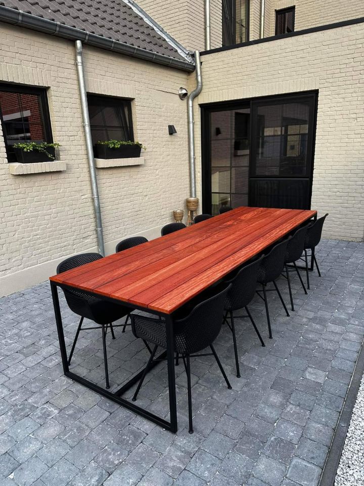 Stalen tafel met houten blad op een terras